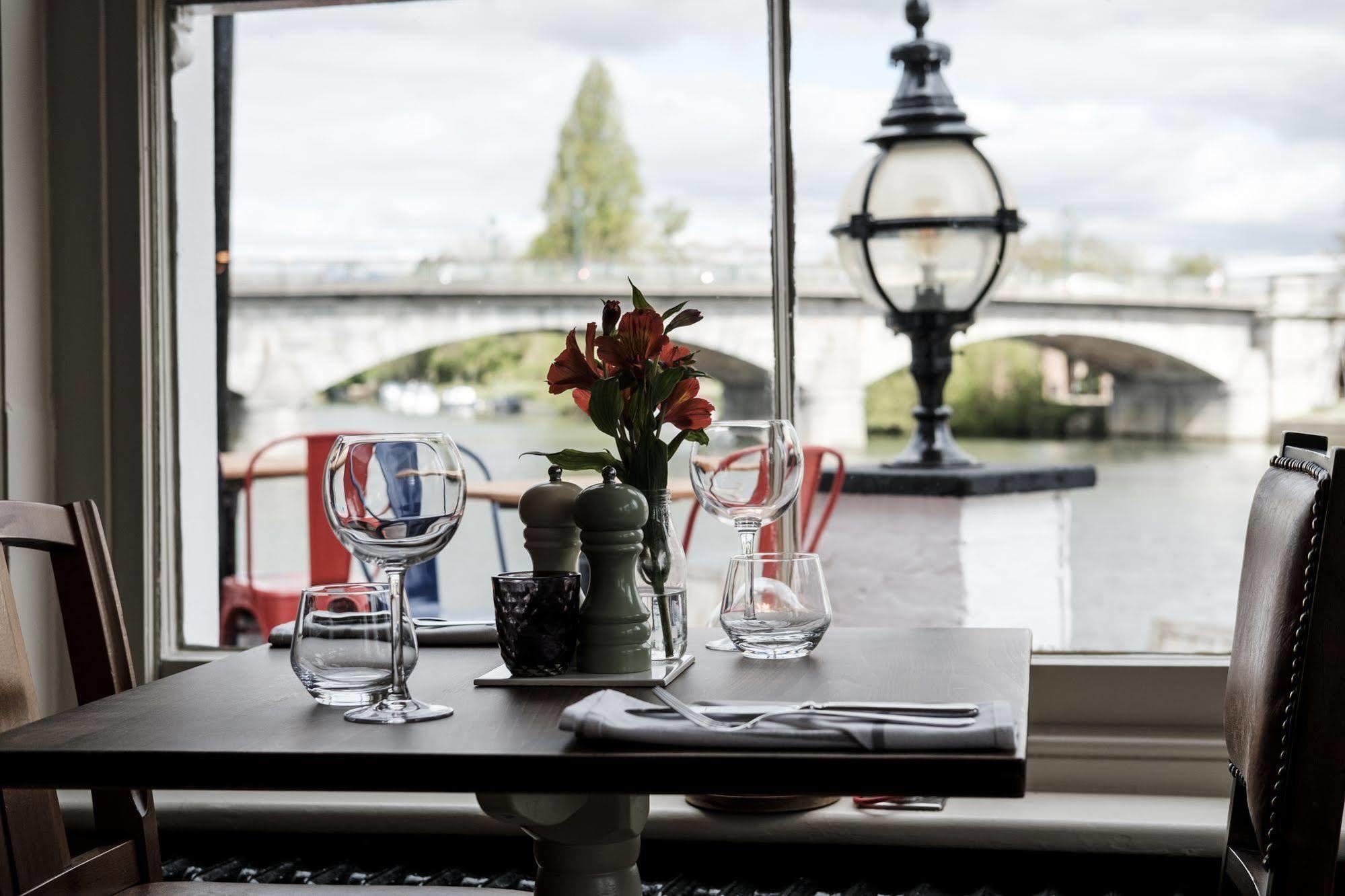 The Swan Hotel Staines-upon-Thames Exteriör bild