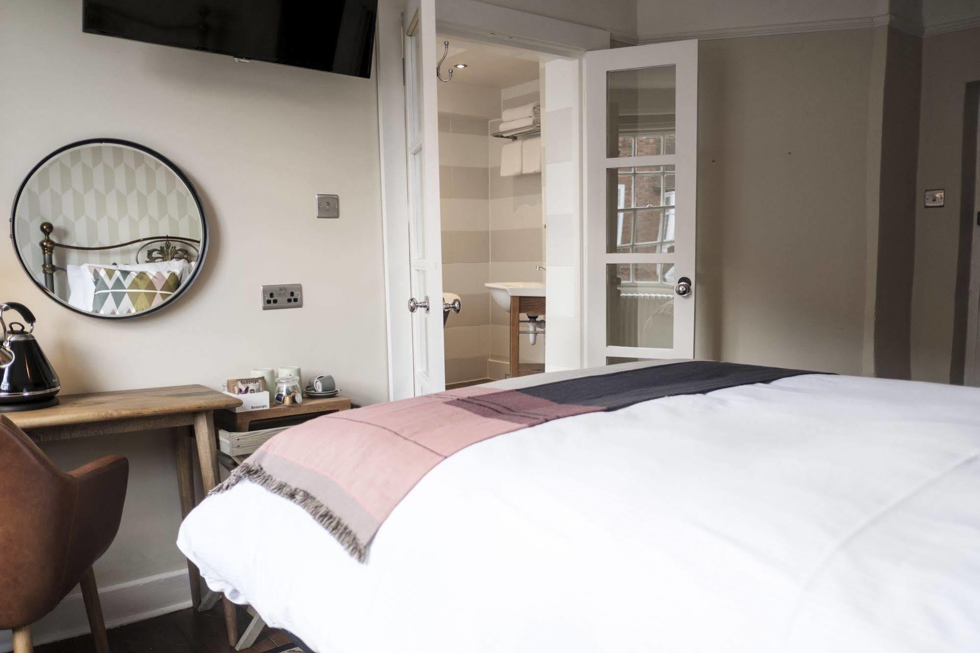 The Swan Hotel Staines-upon-Thames Exteriör bild